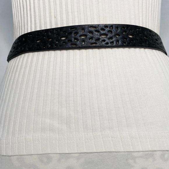 Kohls Womens Reversable Belt Large Waist Black Gold Perforated Pattern - Picture 6 of 16